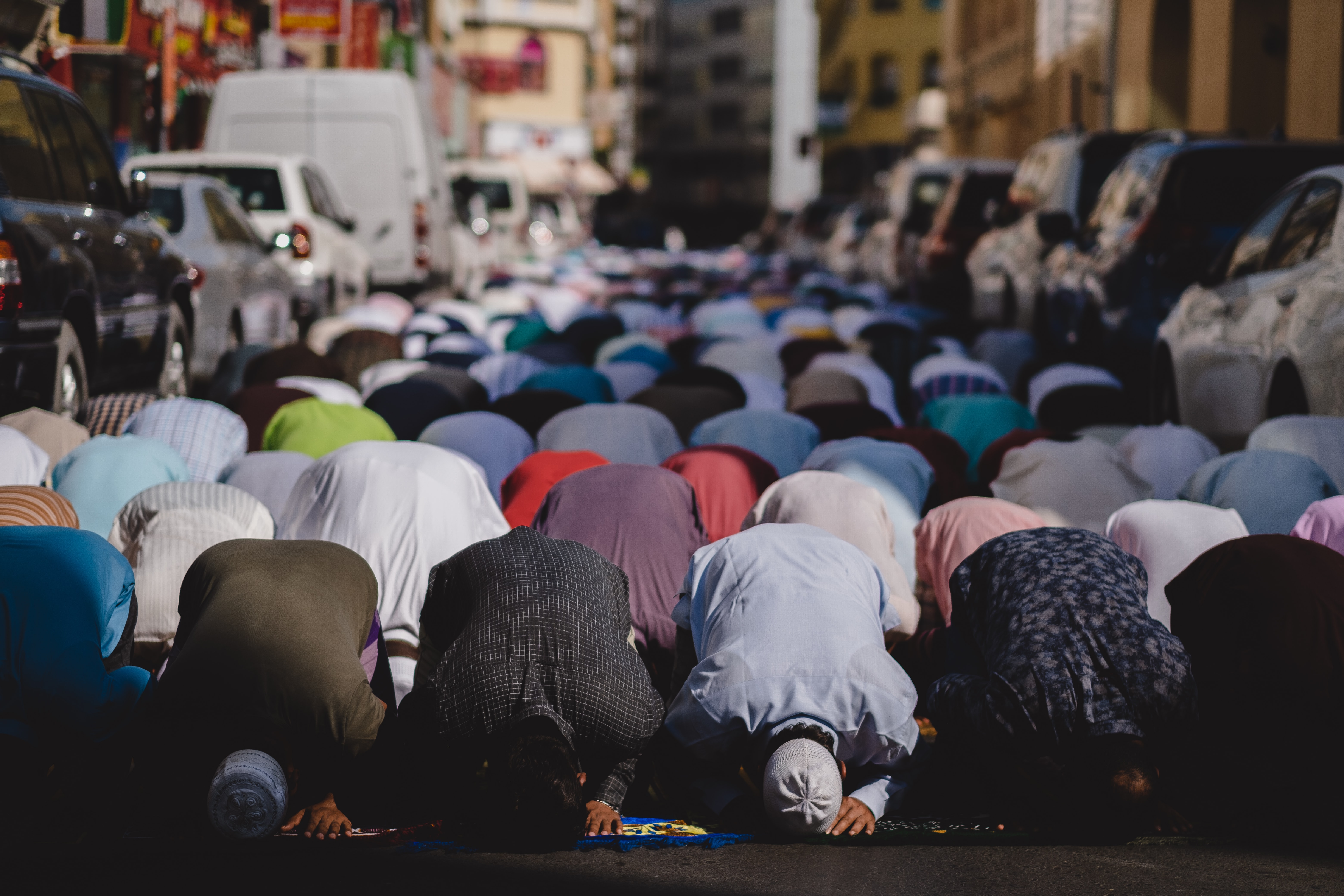 Почему мусульмане постятся. Мусульманин молится. Толпа мусульман. Пост у мусульман. Рамадан фото.