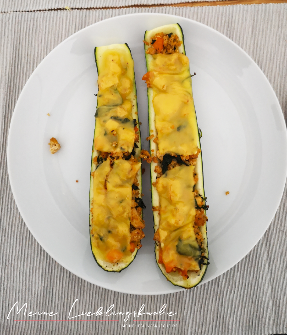 Gefüllte Zucchini-Schiffchen mit Tofu-Füllung