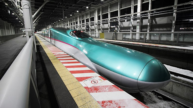 800px-Shinkansen_series_E5_set_U9_at_Shin-Hakodate-Hokuto_Station_2018-02-09_%252825312601527%2529.jpg