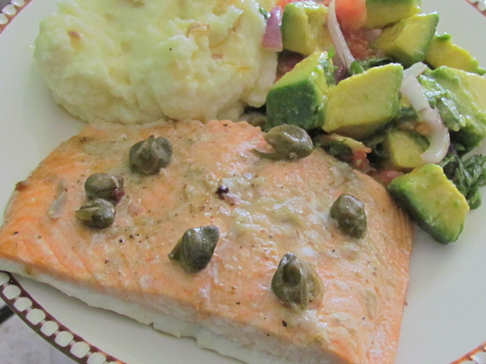 Salmón al horno con alcaparras, puré de papas y ensalada