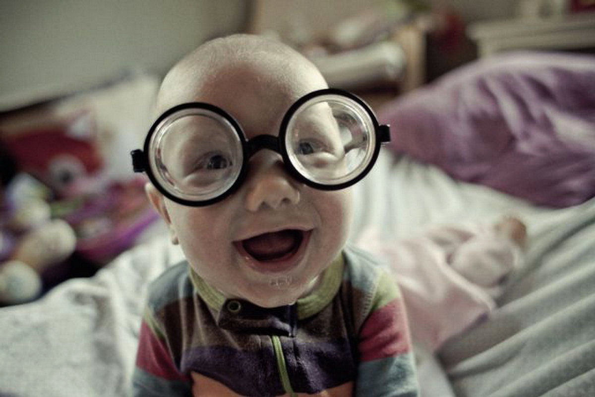 Мальчик с большими очками. Смешные детские очки. Прикольные в очках. Ребенок в больших очках. Смешной в очках.