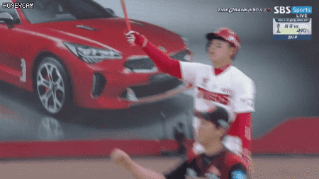 끝내기 만루홈런 치고도 개빡쳐서 쌍욕하는 선수.gif