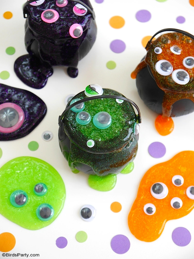 Quick and Easy Halloween Slime Recipe For Kids - learn to make this fun and pretty spooky slime for your Halloween party! by BirdsParty.com @birdsparty #slime #slimerecipe #halloween #halloweenslime #monsterslime #halloweencrafts #diyslime #diyhalloween #halloweenslimerecipe #slimeforkids #howtomakeslime