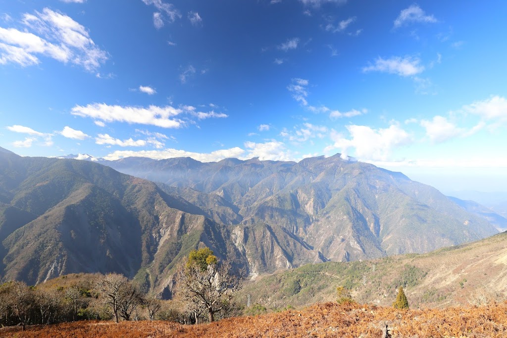 加年端山眺望丹大溪對岸的玉山群峰以及郡大西巒