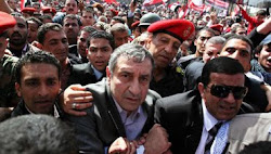 رئيس الوزراء الجديد لـ"الثوار": "ارفع رأسك.. أنت مصرى"..
