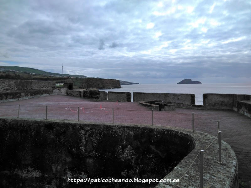 ANGRA do HEROÍSMO-Ilha Terceira (Açores): Forte de São Sebastião, al frente el Ilhéu das Cabras
