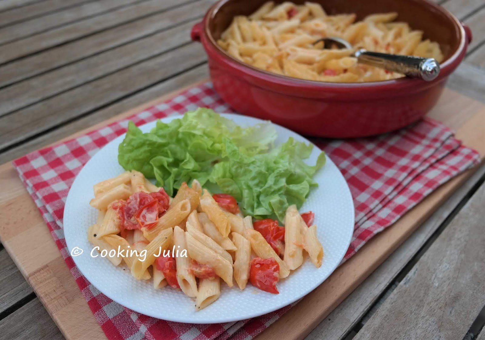 COOKING JULIA PÂTES À LA SAUCE AUX TOMATES CERISES ET PARMESAN