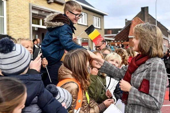 King Philippe and Queen Mathilde visited the Penitentiary Agricultural Center in Ruiselede and business Piano’s Maene. Natan coatdress.