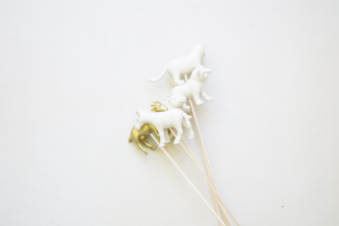 Palitos con animalitos de plástico diy