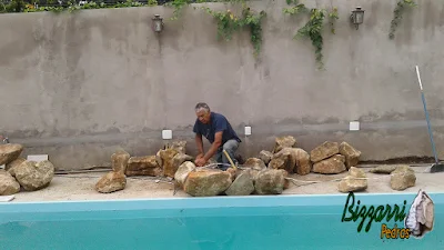 Bizzarri iniciando uma cascata de pedra na piscina, sendo cascata com pedra moledo. 5 de janeiro de 2017.