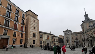 Plaza de la Villa, a la izquierda Casa y Torre de los Lujanes.