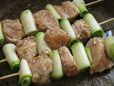 Куриные шашлычки с кабачковыми рулетиками на сковороде