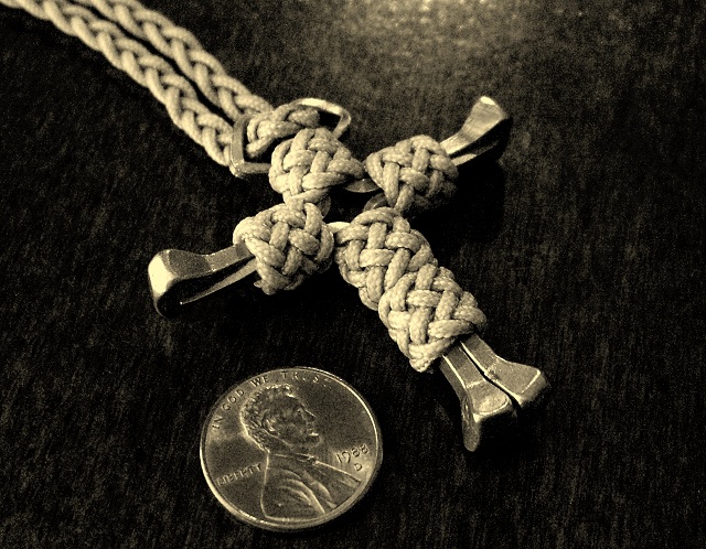 Cross knot paracord zipper pull - Paracord guild