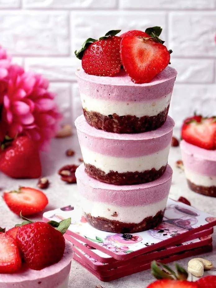 Vegan strawberry cheesecake