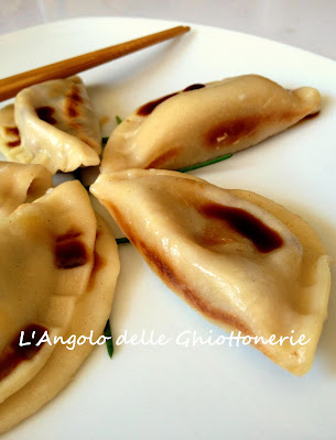 yaki-gyoza, ravioli giapponesi con ripieno di cavolo rosso, cipollotto novello e crostacei