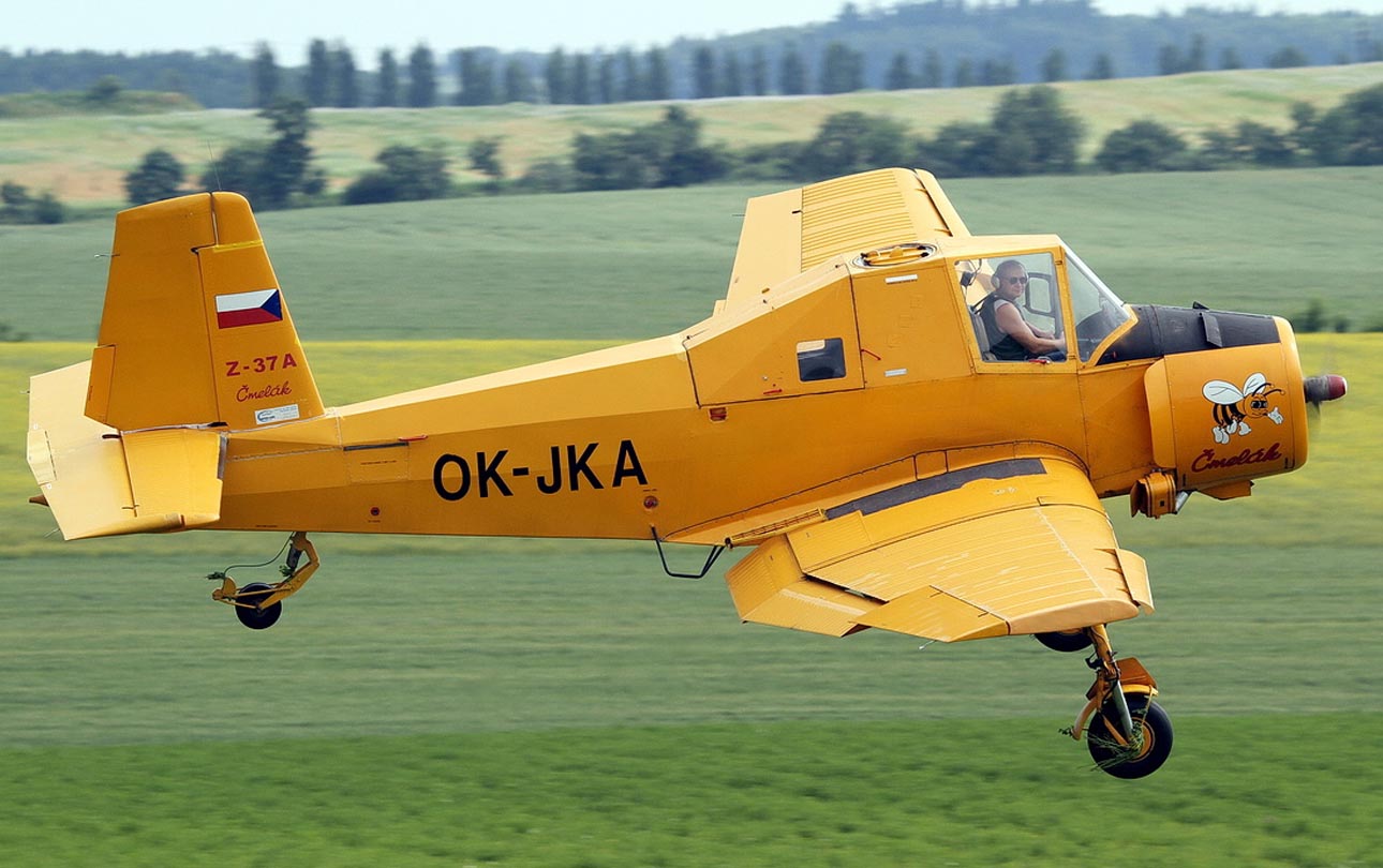 Z 37 4 37 1. Zlin z-37 cmelak. Zlin z-37. Zlin самолет. Zlin z-226ms.