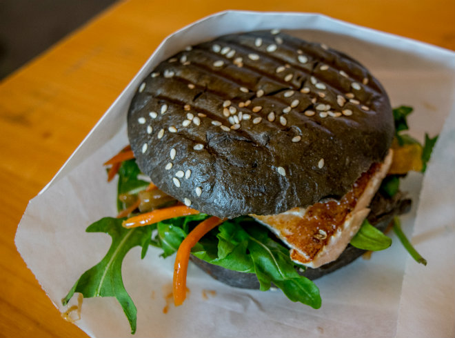 Crni hamburger s lososom Food porn - a report from the Street food market, Graz by Laka kuharica: black hamburger with salmon.