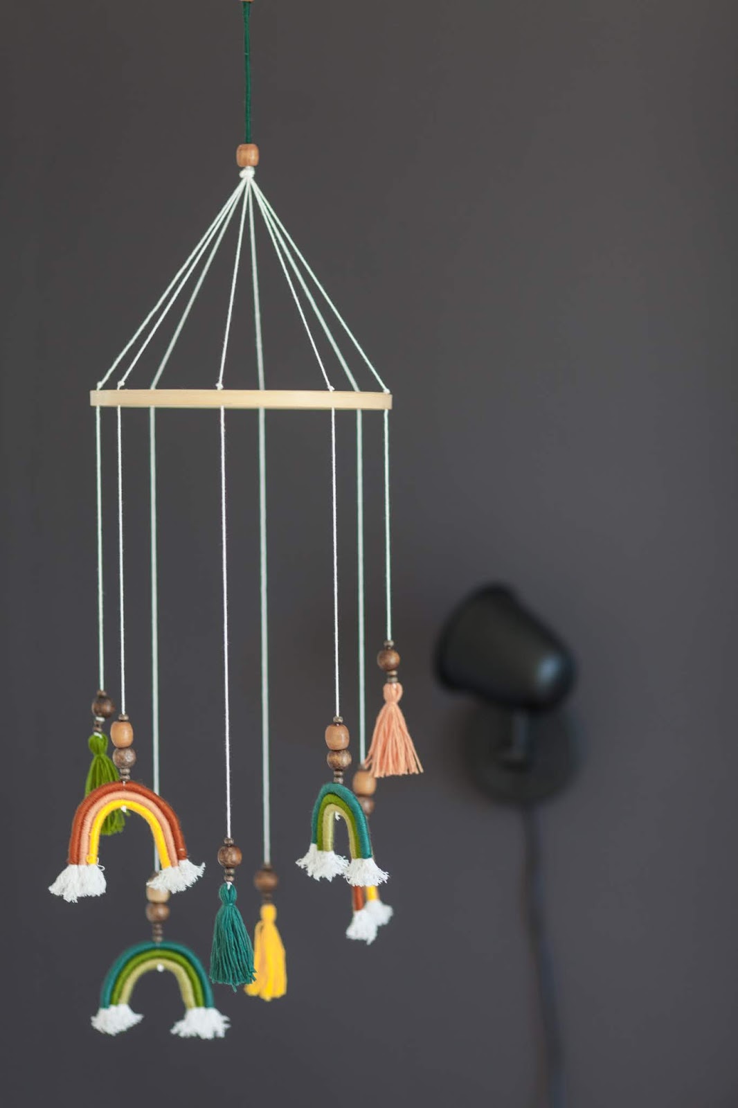 Zwei selbstgemachte RegenbogenMobiles fürs Baby ♥ / WOHNPROJEKT