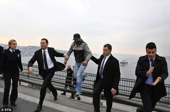 turkey man jumping the bridge kokolevel.com