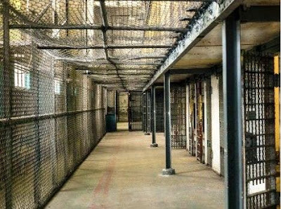 Figure: The guards change over between 10:16 pm and 10:25 pm which means the hallway is clear during that time. How many minutes do you have exactly to cross the yard without being noticed? Figure: The guards change over between 10:16 pm and 10:25 pm which means the hallway is clear during that time. How many minutes do you have exactly to cross the yard without being noticed?