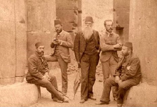 Expedición arqueológica a través del Egipto Eduardo Toda Guell Maxcence_de_Chalvet-Eduardo_Toda-Albert_Gayet-Charles_E.-Wilbour-Gaston_Maspero-en_Luxor_1886