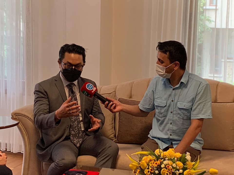 Hayatımda İlk Defa Plaket Aldım Teşekkürler Tayland Ankara Büyükelçiliği Maslahatgüzarı Shakir Sevikul