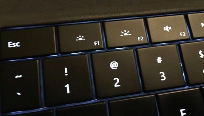 مفاتيح السطوع في الصف العلوي على لوحة مفاتيح Microsoft Surface.