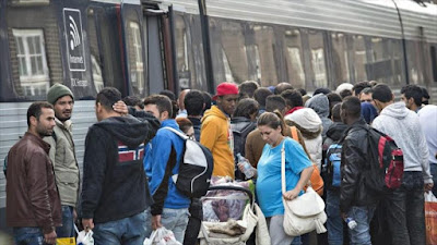  Refugiados, principalmente sirios, toman un tren hacia Suecia en la estación de Padborg en Dinamarca.
