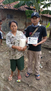 Keliling Kampung, IWO Indramayu Bagikan 1000 Kg untuk Warga Terdampak COVID-19 Keliling Kampung, IWO Indramayu Bagikan 1000 Kg untuk Warga Terdampak COVID-19