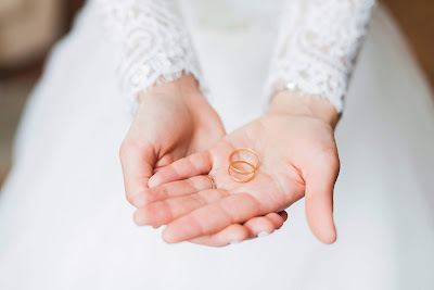 Novia sosteniendo los anillos de boda