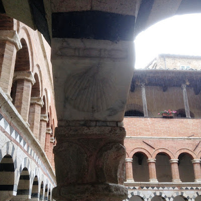 Chiostro di Torri: conchiglia