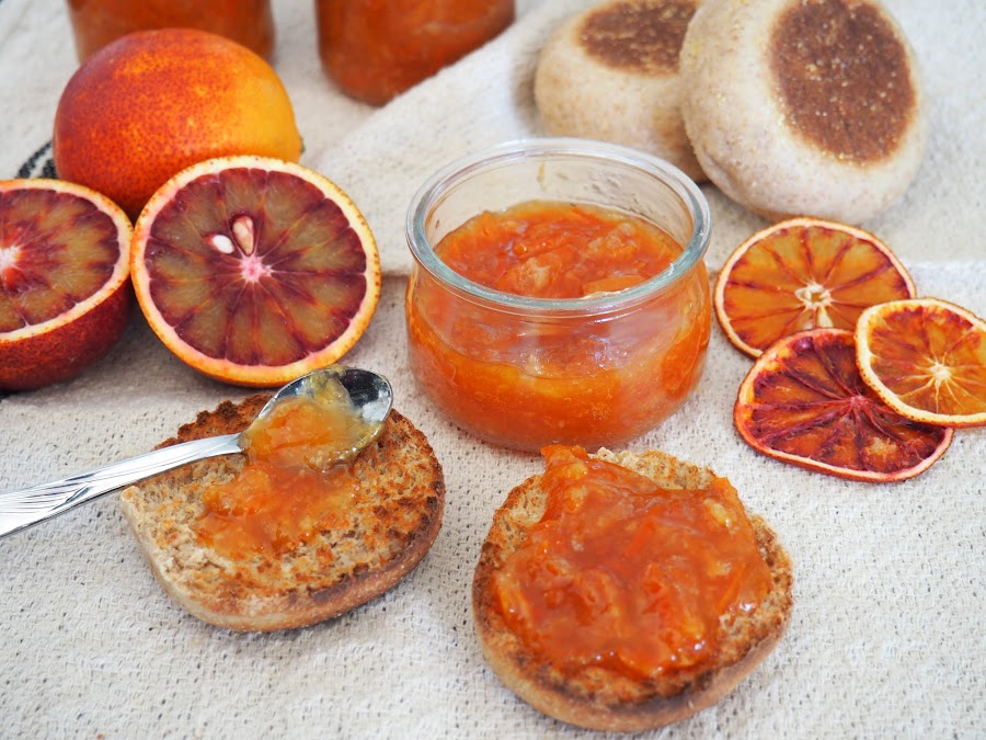 Mermelada de naranjas sanguinas, blood orange, con su característico color rojo, perfecta para el desayuno