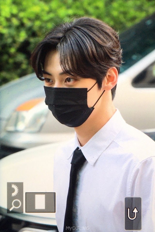 Knetz in love with how goodlooking NU'EST Minhyun on his way to Music Bank! 