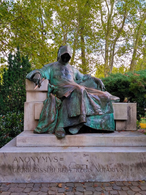 Один з найзагадковіших пам'ятників Будапешта - пам’ятник Анонімусу
