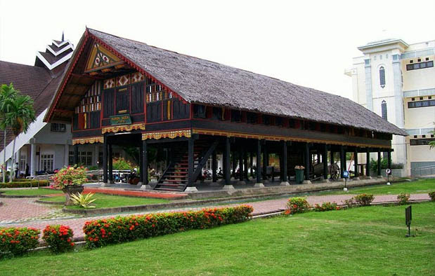 Rumah Adat Aceh (Krong Bade), Gambar, dan Penjelasannya ...