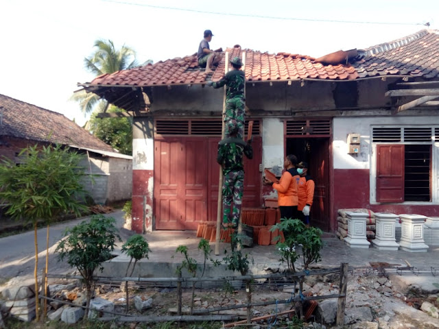 Genteng Rumah Bu Slamet Mulai Dipasang Satgas TMMD Reg Kodim Klaten