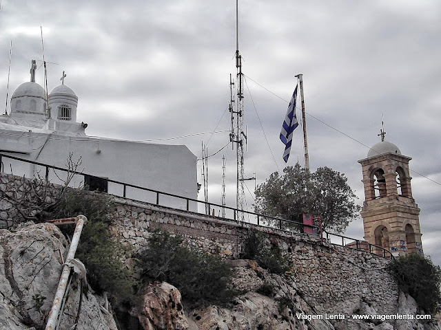 Bela igrejinha, encanamentos, fios e antenas - Monte Licabettus