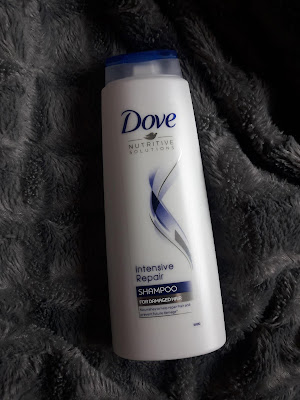 Szampon do włosów zniszczonych Dove Nutritive Solution Intense Repair. 
