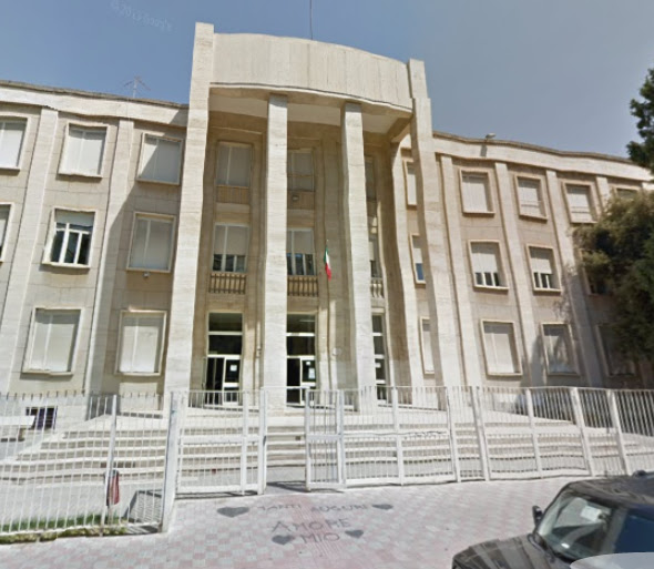 aquarius Cagliari, crolla il soffitto di un'aula del liceo durante una