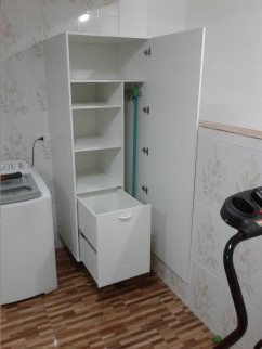 Marcenaria J. A. S.: armario para lavanderia com cesto para roupas