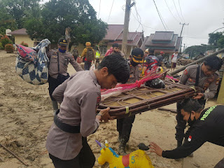 Personil BKO Polres Luwu Timur, Bantu Warga Mengevakuasi Barang Akibat Banjir Bandang