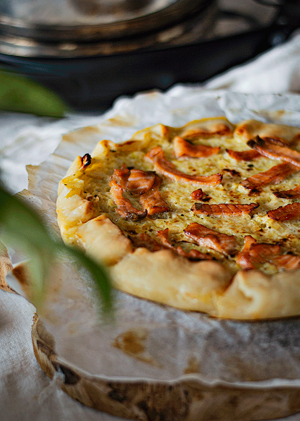 GALETTE DE PUERRO, CALABACÍN, QUESO DE CABRA Y SALMÓN SIN HORNO - TUVESYYOHAGO