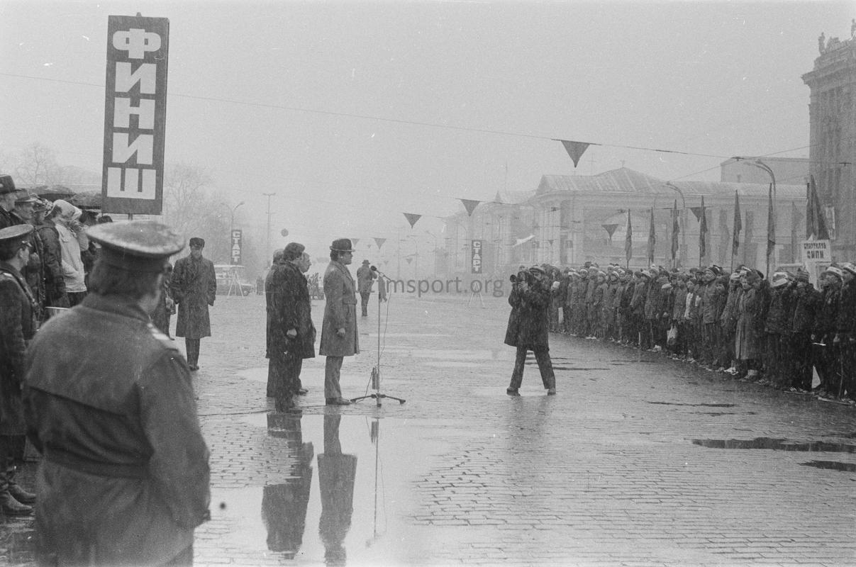Спортивный свердловск. Эстафета Уральский рабочий Свердловск. Эстафета Уральский рабочий Свердловск 1989 года. Эстафета Уральский рабочий Свердловск 1986 года. Свердловск центр панорамные фото 1980 е гг.