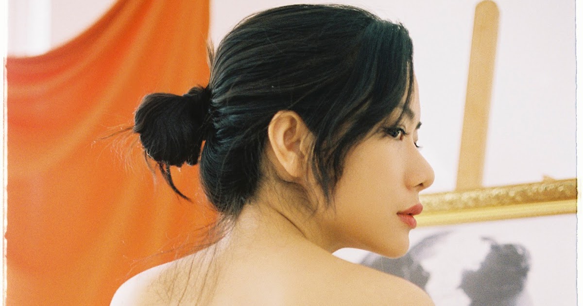 Hot girl.. Women back…