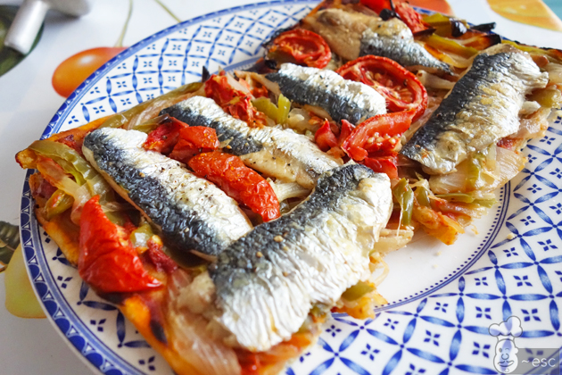 coca de sardinas con tomate y verduras