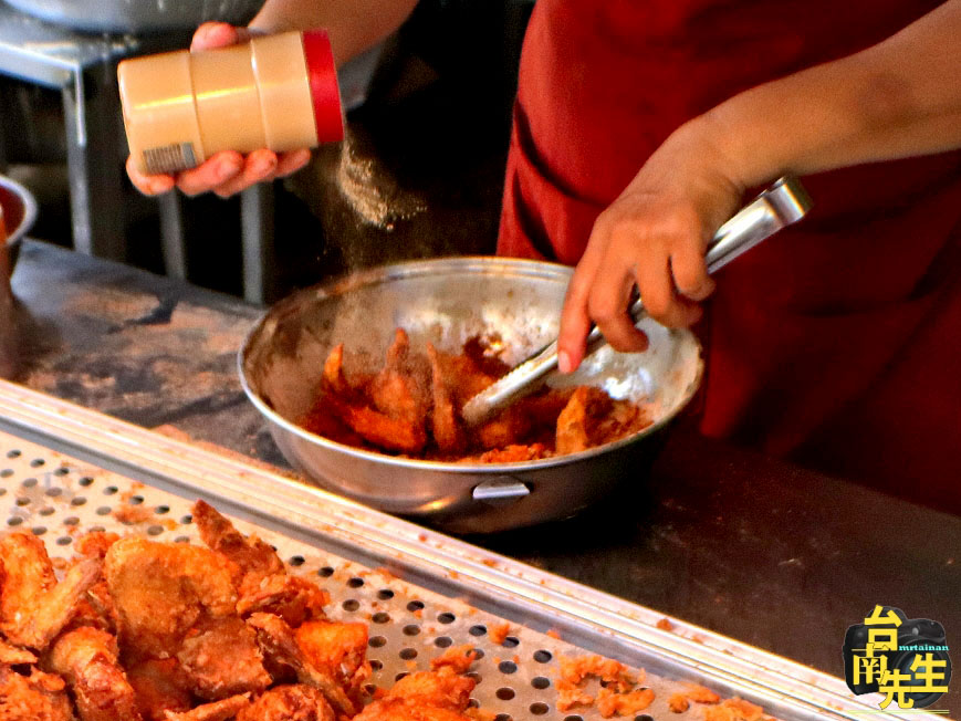 台南炸雞/懶得賺錢只賣週六日/一大早就營業飄香20多年/限量供應一起鍋就秒殺/晚來只能吃屑屑/老闆忙到手都沒停過