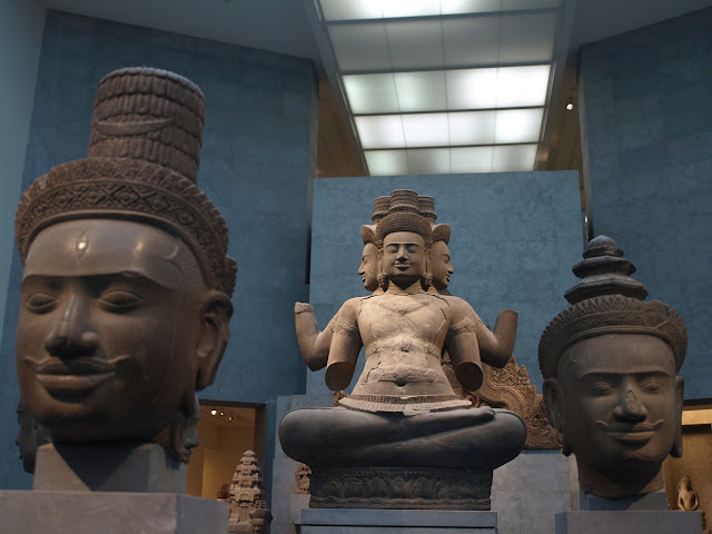 Bustos y escultura de Shiva en el Museo Guimet de París