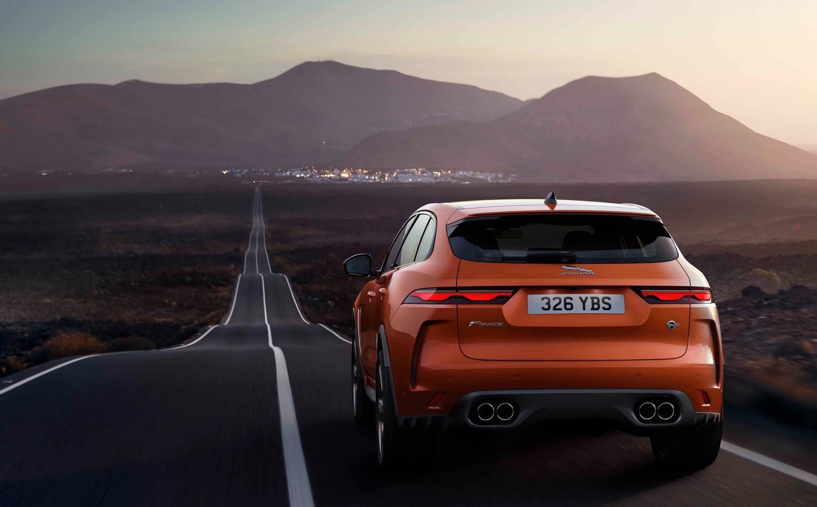 Jaguar f Pace ночью