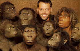 улыбающийся человек среди предков питекантропов кроманьонцев неандертальцев и обезьян