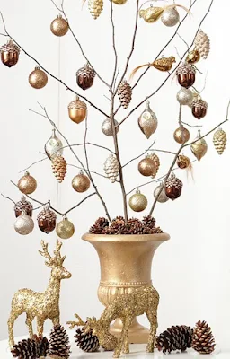 lindas ideias para fazer árvores de natal utilizando galhos secos.